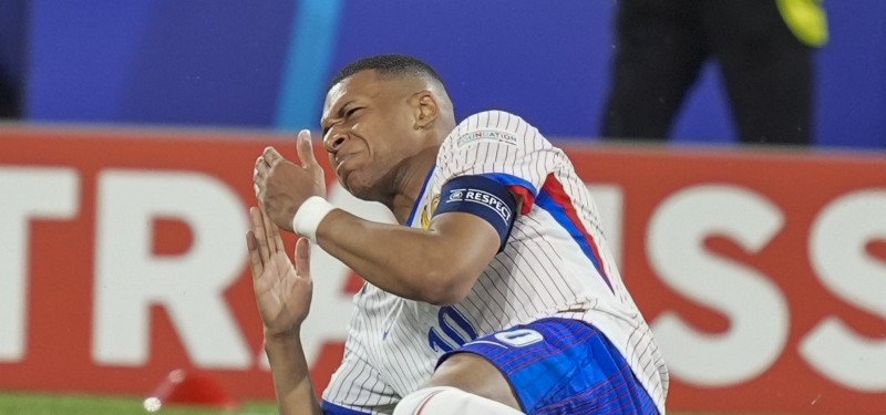 French star Mbappé has a broken nose, but no operation planned yet