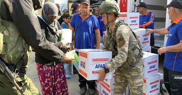 Turkish troops hand out humanitarian aid to needy Ras al-Ayn residents