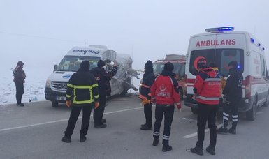 4 killed as minibus collides with truck in SE Turkey
