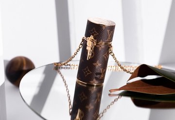 Louis Vuittonun monogramlı ruj kılıfı