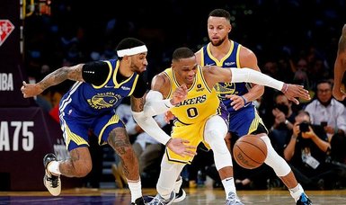 Stephen Curry's triple-double propels Warriors past Lakers
