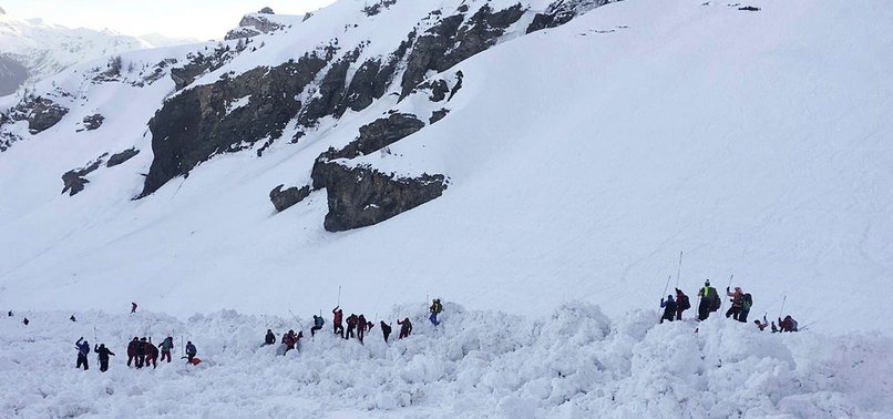 4 INJURED AS AVALANCHE HITS SKIERS AT SWISS RESORT