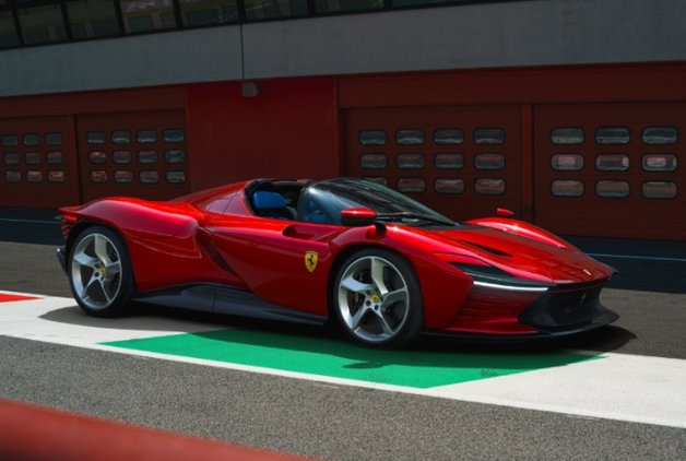 FERRARİ’NİN EN GÜÇLÜ ATMOSFERİK MOTORA SAHİP MODELİ TANITILDI