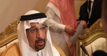 Saudi says to cut oil output as producers discuss price dip