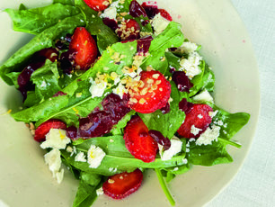 Fermente Çilek Soslu Kuzukulağı Salatası