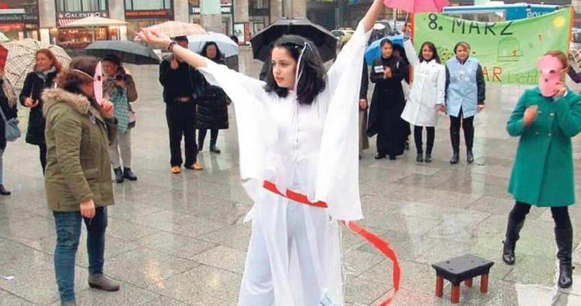 Kadınlar Günü’nde yağmur altında dans