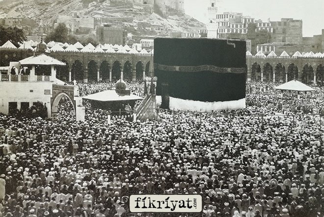 PEYGAMBERİMİZİN KABRİNİN YANINA DEFNEDİLDİ