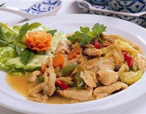 Zencefil Soslu Ve Fıstıklı Tavuk (Tayland Mutfağı'ndan)