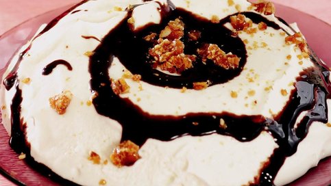 Çikolata Soslu ve Krokanlı Vanilyalı Dondurma