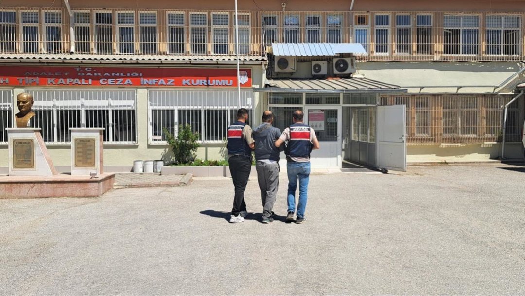 KIRMIZI BÜLTENLE ARANAN KİŞİ YAKALANDI