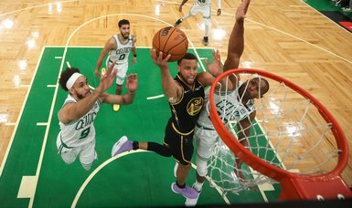 Stephen Curry scores 43 as Warriors down Celtics, even Finals