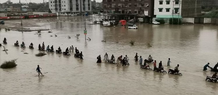 Pakistan’da seller nedeniyle 90 kişi hayatını kaybetti
