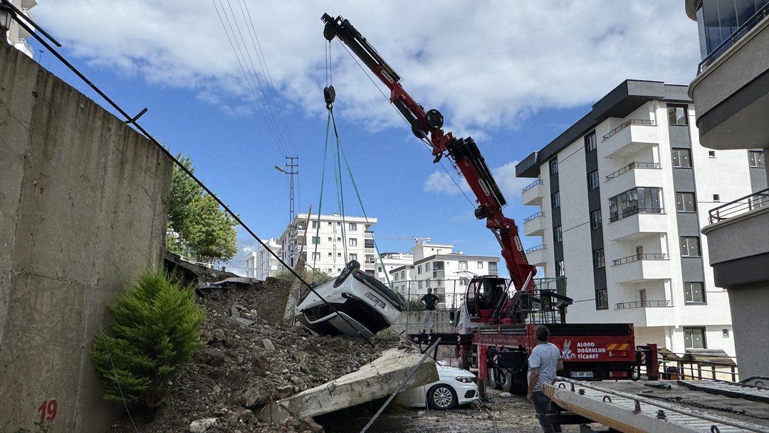 SAMSUN’DA İSTİNAT DUVARI YIKILDI