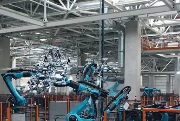 TOGG’DA ROBOTLARIN PARÇA İLE DENEME ÜRETİMİ BAŞLADI.