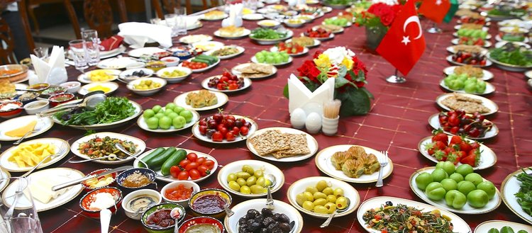 Azerbaycan’da Dünya Kahvaltı Gününde Türk kahvaltısı tanıtıldı