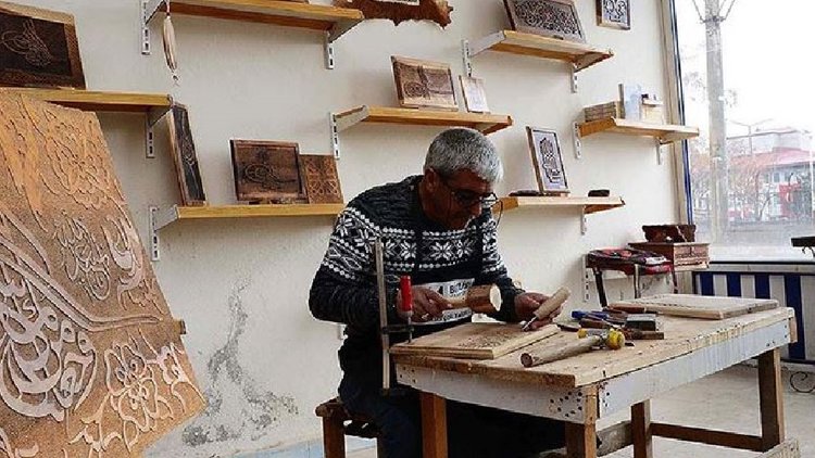 Ahlatlı hakkak Selçuklu ve Osmanlı motiflerini ahşaba işliyor