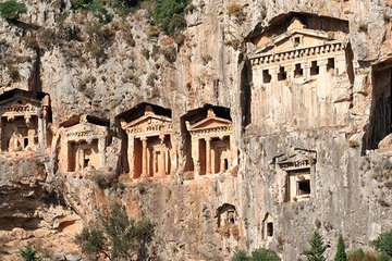 Olympos Antik Kent’teki kaya mezarları