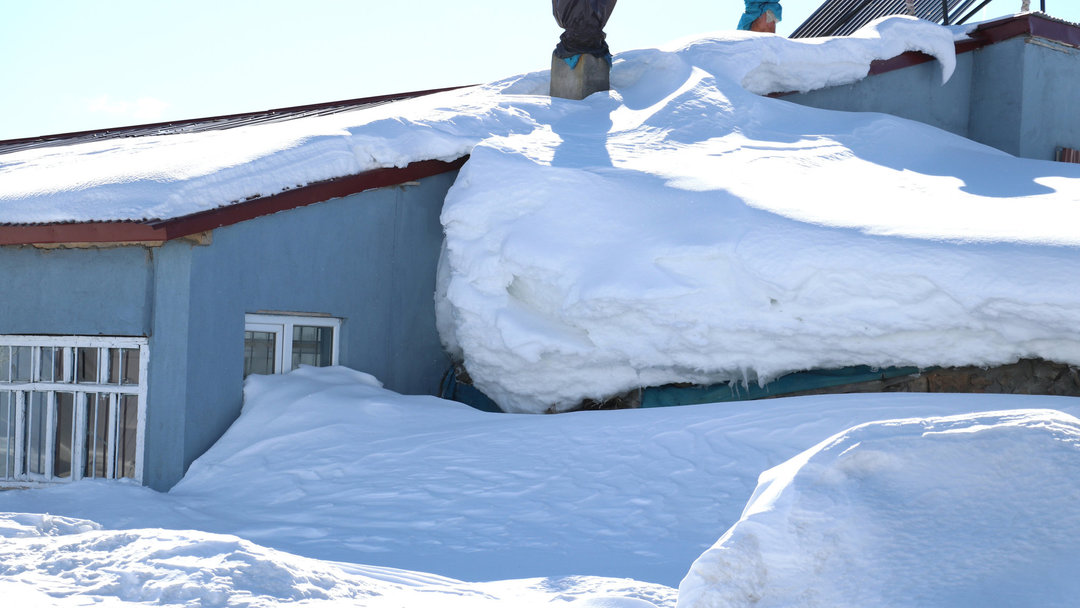 EVLER KARA GÖMÜLDÜ