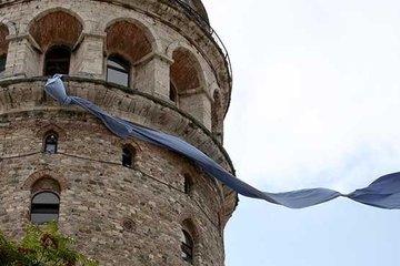 Galata Kulesi’ne mavi kravat