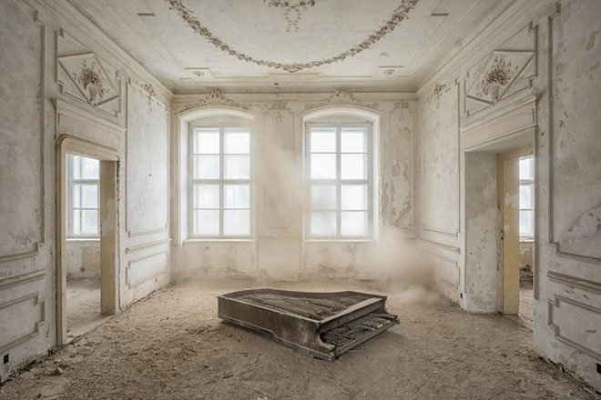 Polonya’da terk edilmiş bir sarayda bir piyano