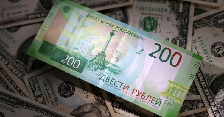 Ruble, dolar karşısında son 15 ayın en düşük seviyesinden açıldı