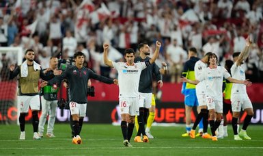 Sevilla cruise to Europa League semifinals by beating Manchester United 3-0