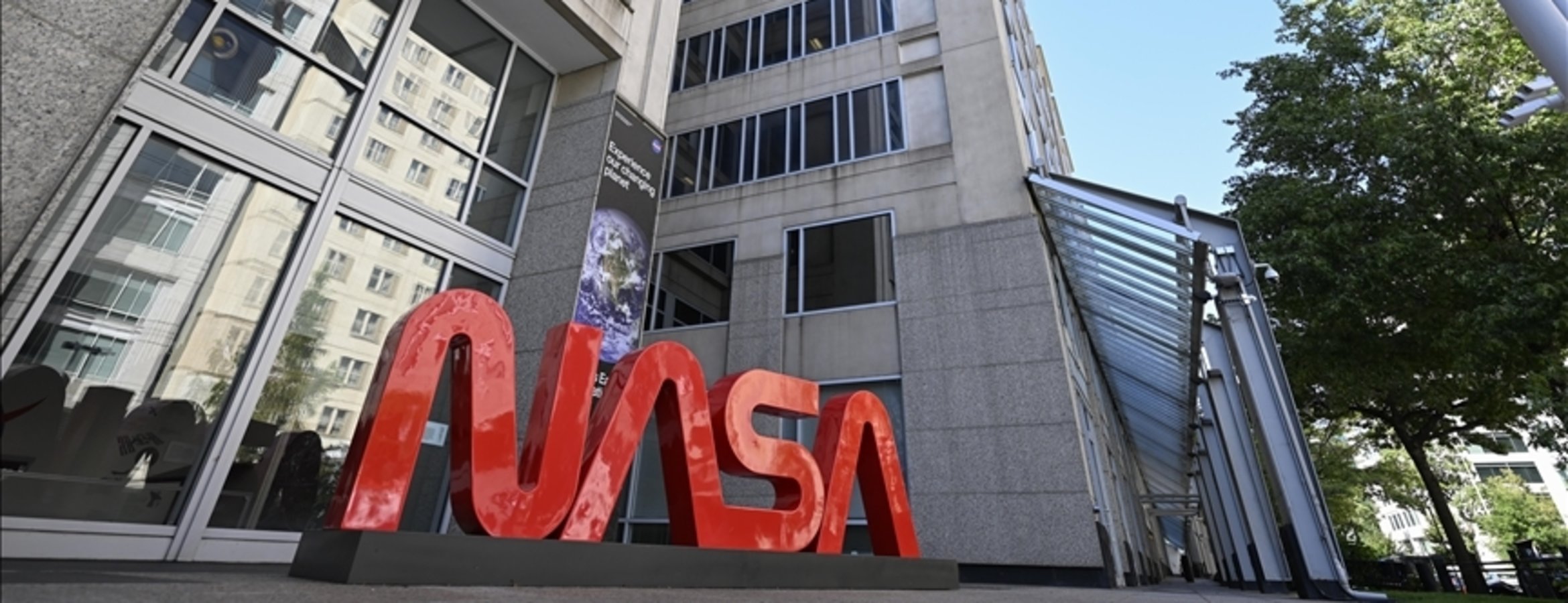 Uzayda mahsur kalan 2 astronotun eve dönüşü yine ertelendi