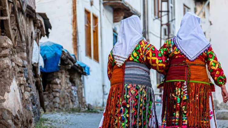 Kadınlar geleneksel Çerkes motiflerini giysi ve çeşitli ürünlere işliyor