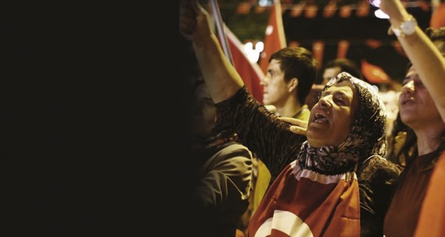 Sancağı yere düşürmeyen kadınlar