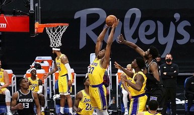 Kyle Kuzma takes over as Lakers rout Kings