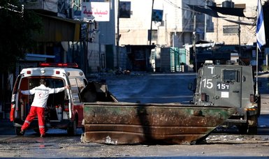 Israeli army injures 2 Palestinians, detains 1 in ambulance