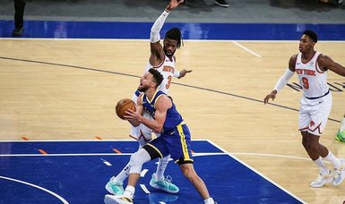 Stephen Curry helps Warriors get past host Knicks