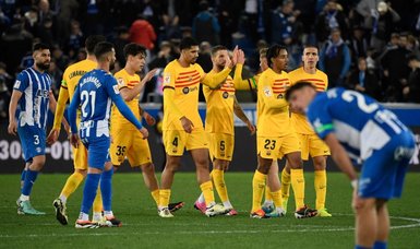 Ten-man Barcelona ease to victory at Alaves