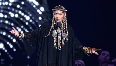 Madonna Stüdyoya Geri Döndü