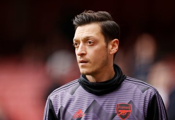 Mesut Özilden alkışlanacak hareket