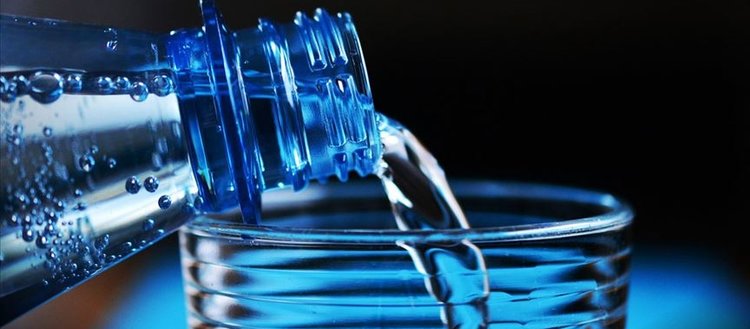 ’Ses sağlığınız için günde 2 litre su için’