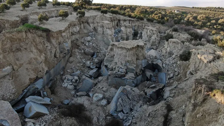 Giant Rift 30-meter-deep, 200-meter-wide rift formed in olive garden after quake