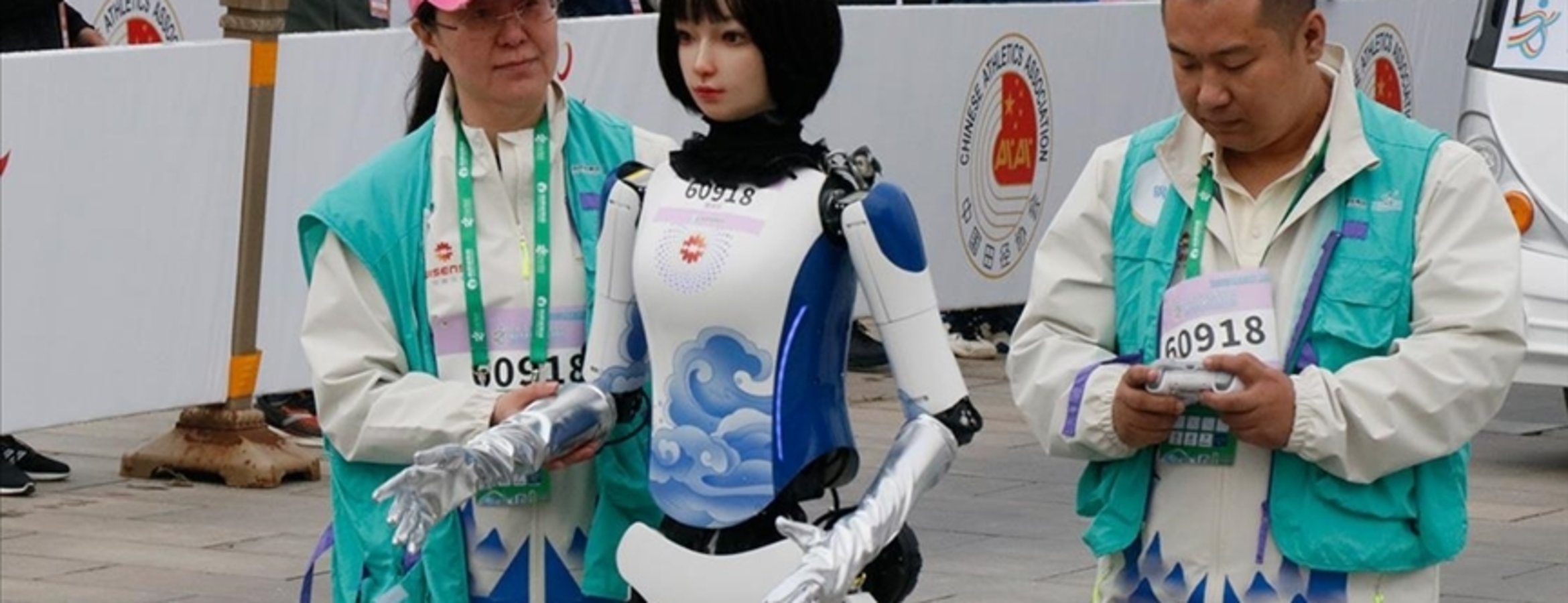 Çin’de insansı robotlar yarı maratonda insanlarla birlikte yarıştı
