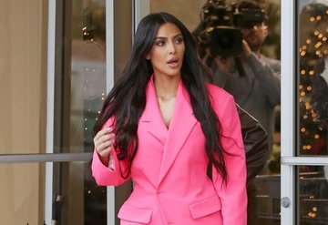 Kim Kardashian neondan vazgeçmiyor