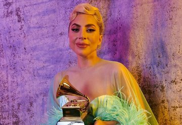 Lady Gaganın Grammy Elbisesini Kız Kardeşi Tasarladı