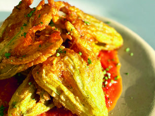 Domates Soslu Kabak Çiçeği Kızartması