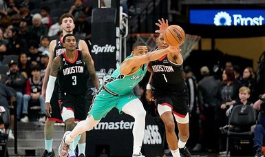 Johnson's hot start helps Spurs beat Rockets, end skid at 11