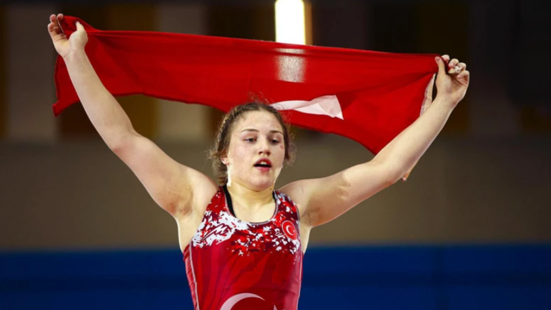 BEYZANUR AKKUŞ İTALYA’DA ZİRVEYE ÇIKTI