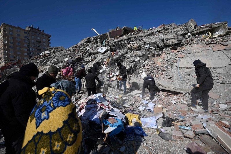 How long can people survive in the rubble of an earthquake?