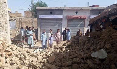 Pakistan eartquake kills dozens, leaves hundreds injured