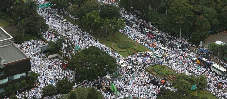 Endonezya’da kelime-i tevhit yazılı flamanın yakılması protesto edildi