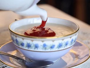 Çilek Soslu Pratik Muhallebi