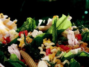 Tavuklu Kuzukulağı Salatası