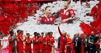 Bayern bid farewell to benched Robben and Ribery