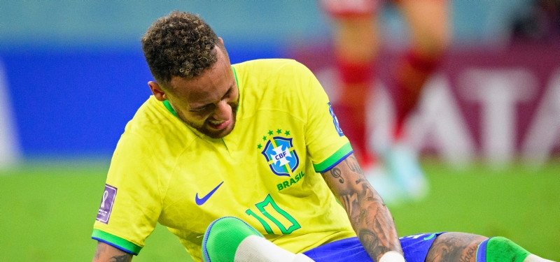 Neymar continues ankle treatment in pool at the World Cup